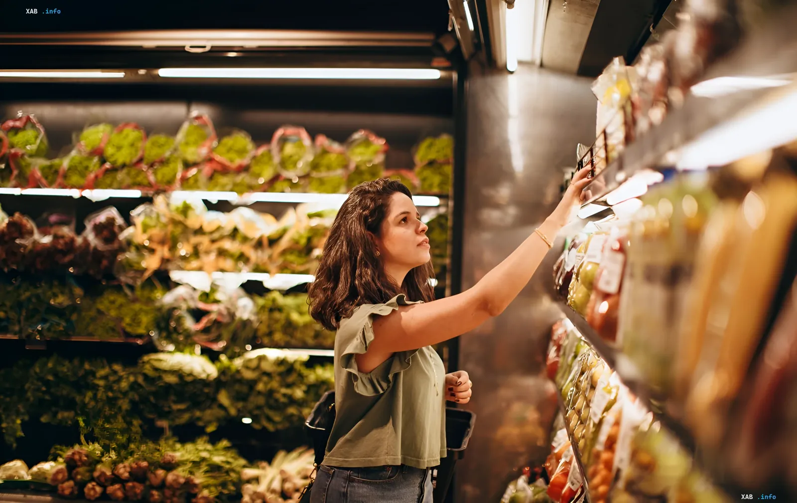 Женщина выбирает продукты в супермаркете на фоне инфляции в Украине в июле 2026 года: цены на продукты снизились, но коммунальные услуги выросли