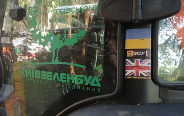 Спецтехника КГГА с логотипом «Київзеленбуд» и стикером британского флага, опровергающая слухи о передаче техники ВСУ