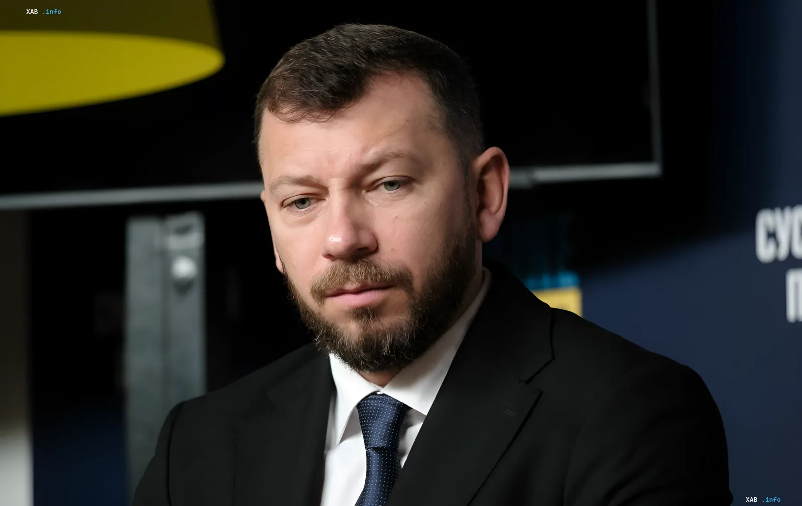Сергей Клименко в деловом костюме на фоне синего баннера с логотипом, обсуждающий проблему коррупции в оборонной сфере и необходимость сотрудничества НАБУ, САП и Минобороны