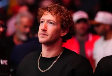 Mark Zuckerberg nachdenklich in die Ferne blickend, symbolisierend Überlegungen zur Zukunft des persönlichen KI