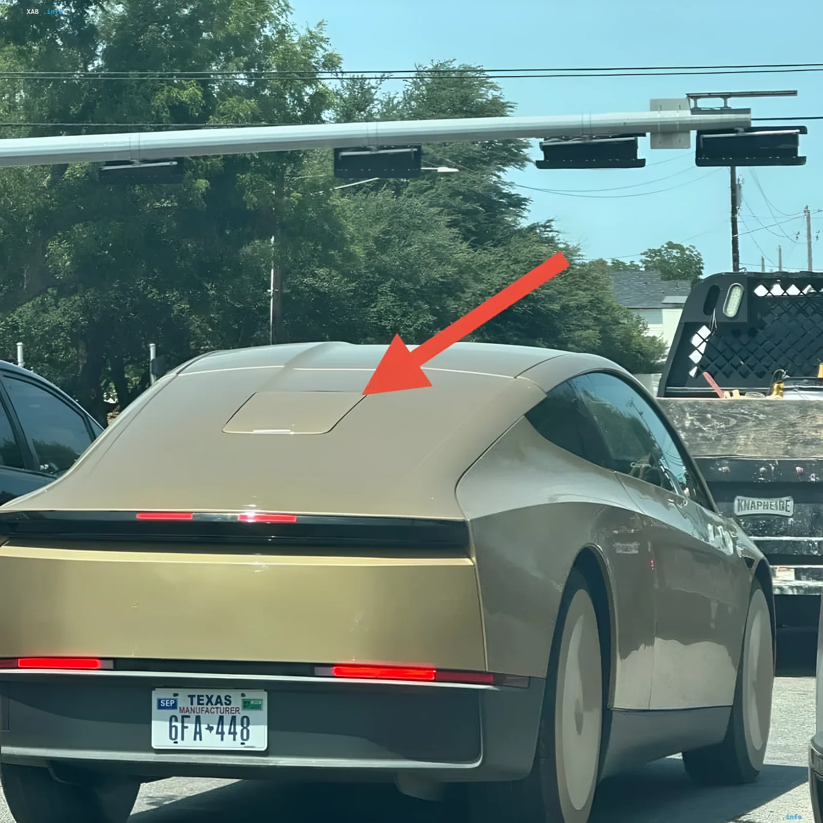 Задня частина автомобіля Tesla з антеною Starlink, що вказує на впровадження супутникового інтернету в автомобілі
