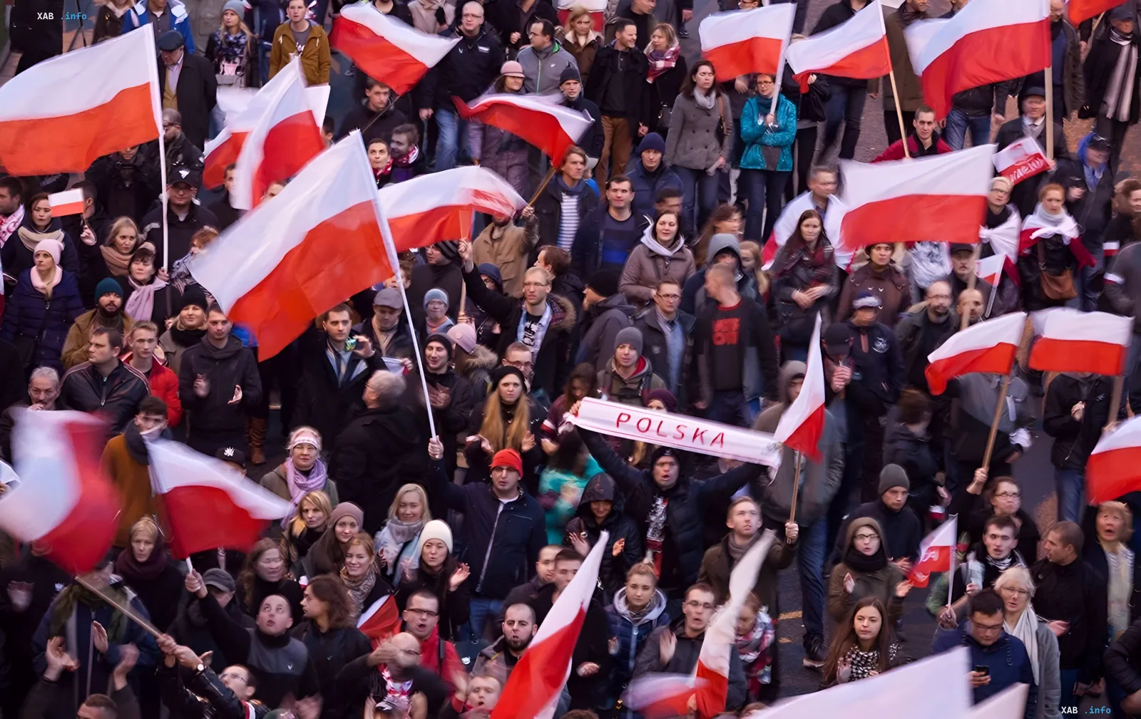 Массовые протесты в Польше: участники с польскими флагами и плакатом "POLSKA" требуют защиты прав украинцев
