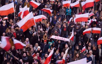 Масові протести в Польщі: учасники з польськими прапорами та плакатом "POLSKA" вимагають захисту прав українців