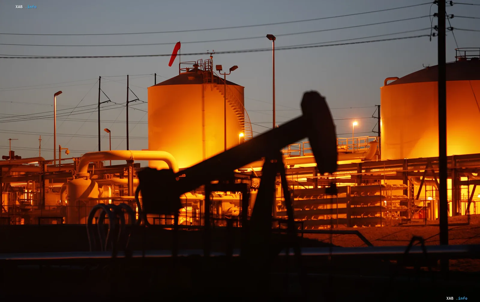 Нефтяная вышка и резервуары на закате: символ энергетического кризиса из-за ультиматума Ирана США по Ормузскому проливу