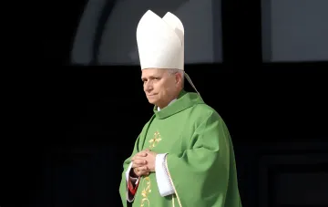 Папа Римский Лев XIV в зеленой митре и облачении призывает к прекращению войны