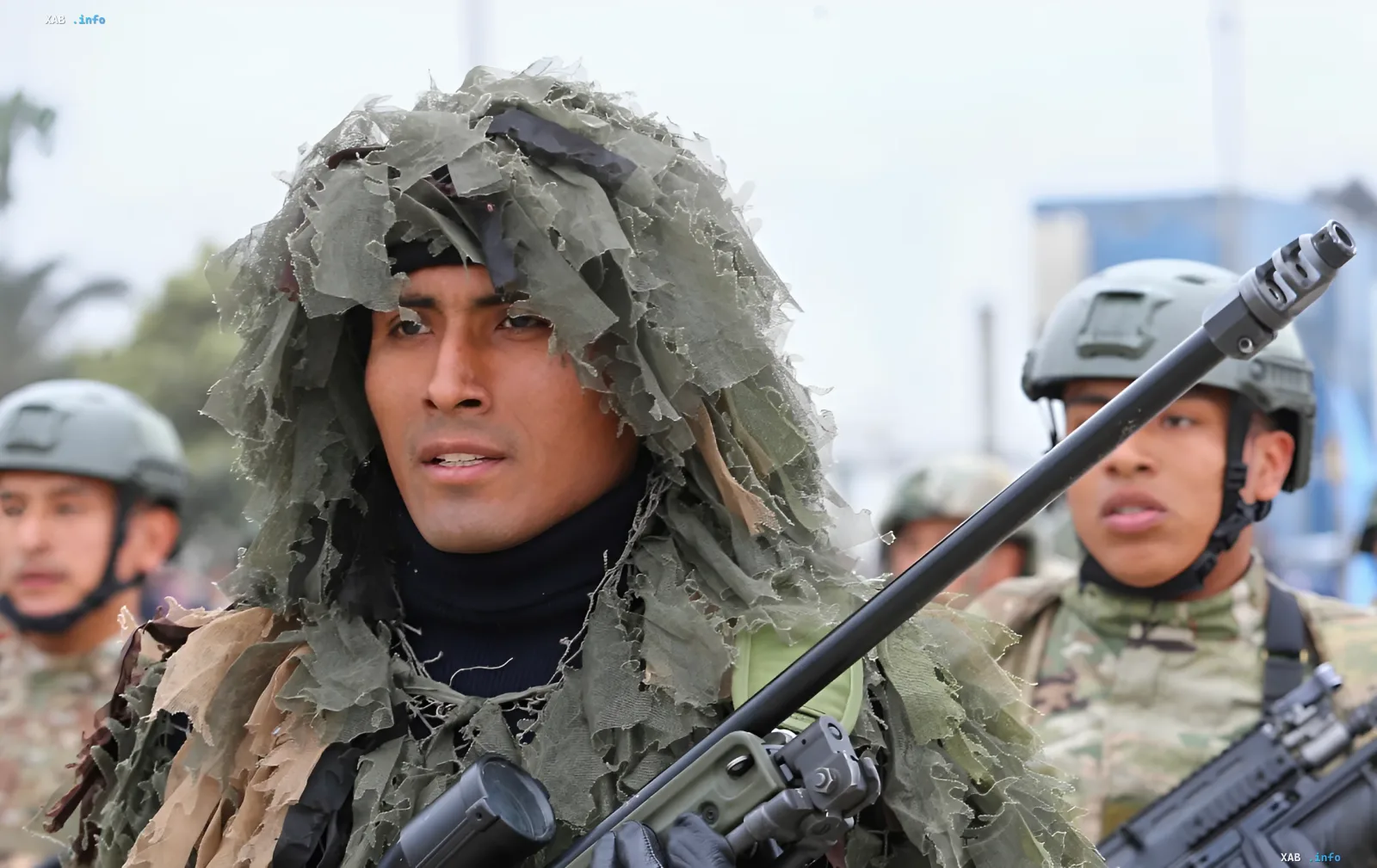 Перуанский солдат в камуфляже с оружием на фоне других военнослужащих