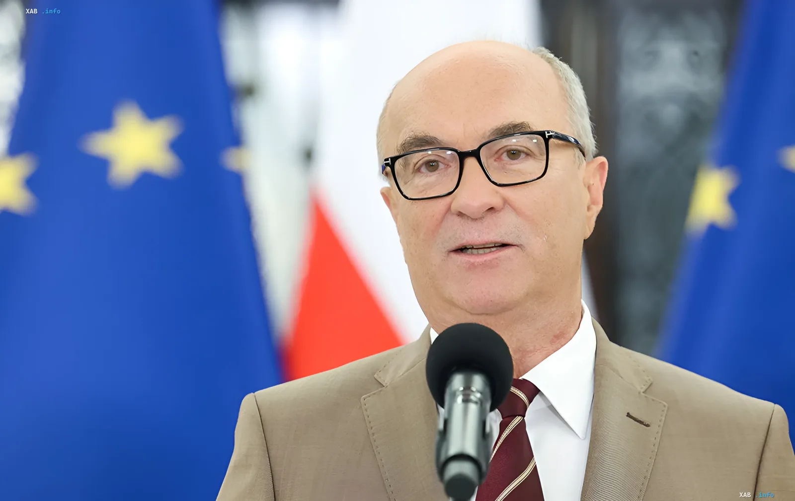Маршалок Сейма Польши Мирослав Грот на фоне флагов ЕС и Польши, озвучивающий жесткие требования к Украине по историческим вопросам перед вступлением в ЕС