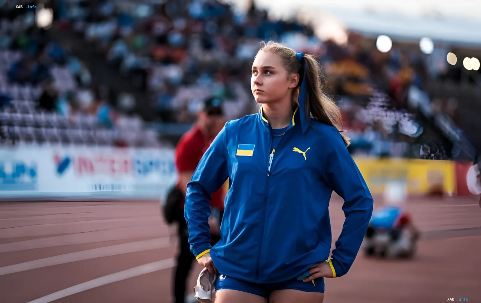 Поліна Дзерожинська в синій спортивній формі з українським прапором та логотипом Puma на ЮЧМ в Юджині, де встановила три рекорди та увійшла до топ-5 світу