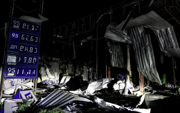 Разрушенная заправочная станция в Опишнянской общине Полтавщины после российского удара: обгоревшие конструкции и поврежденные топливные колонки