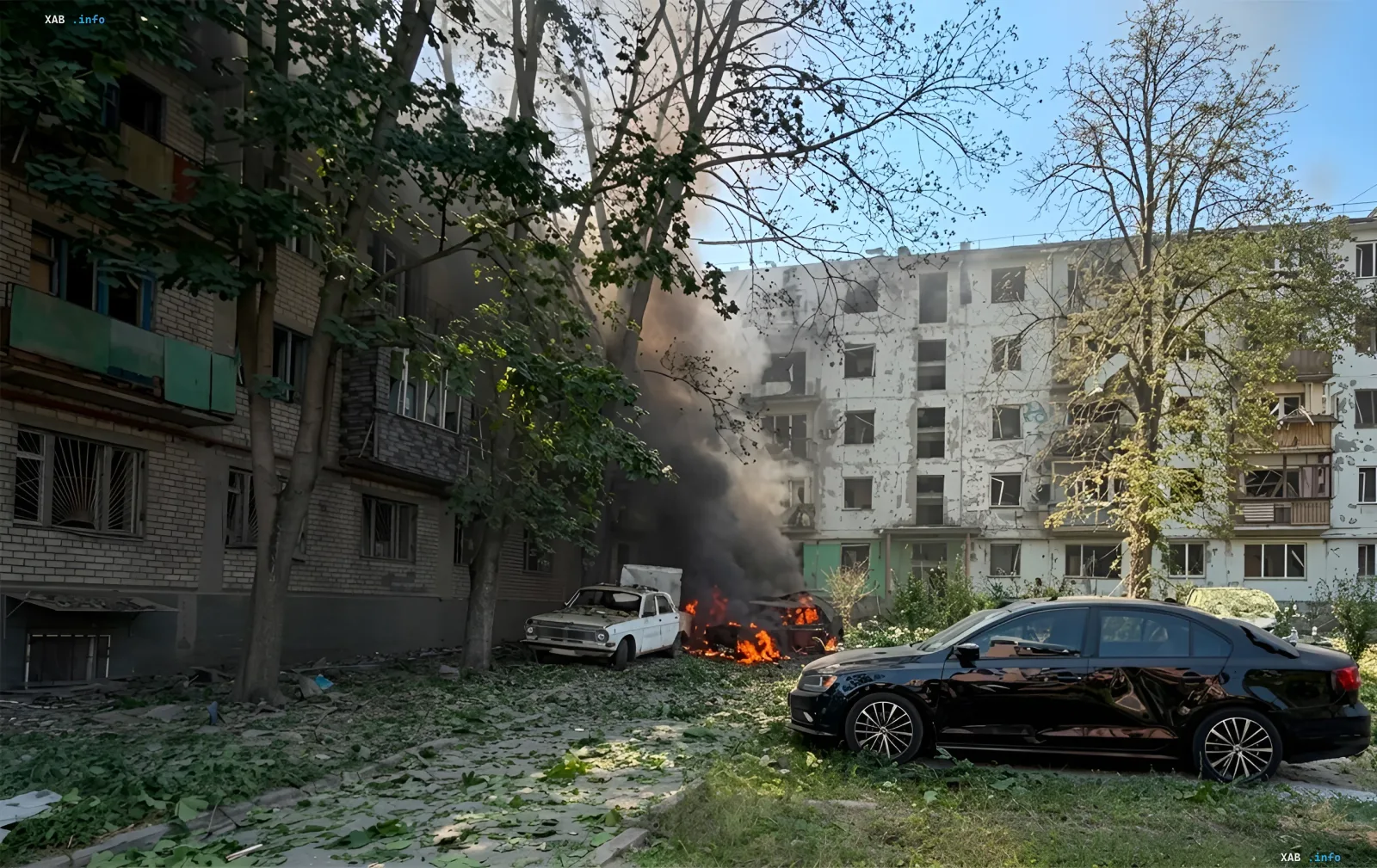 Последствия удара управляемой авиабомбой в центре Запорожья: горящий автомобиль и поврежденные жилые дома
