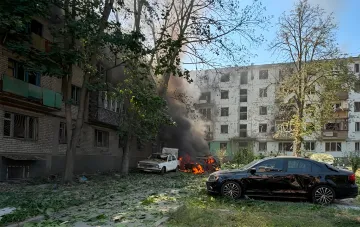 Последствия удара управляемой авиабомбой в центре Запорожья: горящий автомобиль и поврежденные жилые дома