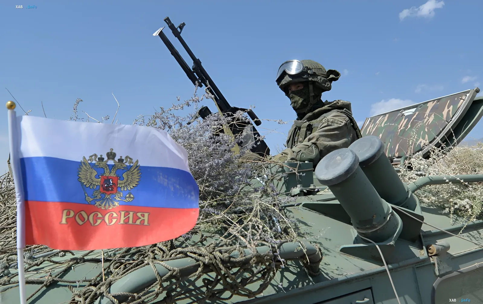 Российский военный на бронетехнике с флагом России, символизирующий удары по энергетике Украины
