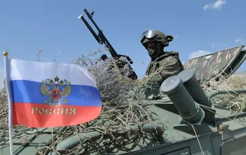 Российский военный на бронетехнике с флагом России, символизирующий удары по энергетике Украины