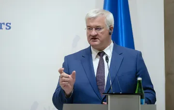 Oleg Sibiga hält eine Rede auf einer Pressekonferenz und beschuldigt UNICEF der Faktenverzerrung