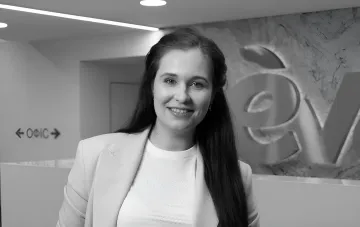 Wassylissa Petlyzka, Gründerin der Einzelhandelskette 'Silpo', im Business-Anzug vor dem Firmenlogo — Foto zum Gedenken an eine Legende des ukrainischen Einzelhandels