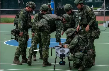 Тайваньские военные осматривают тактический дрон в рамках программы асимметричного сдерживания