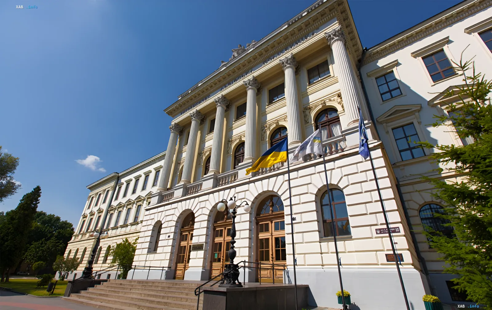 Здание университета в Украине с флагами — иллюстрация к статье о стоимости магистратуры в 2026 году