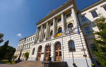 Будинок університету в Україні з прапорами — ілюстрація до статті про вартість магістратури у 2026 році