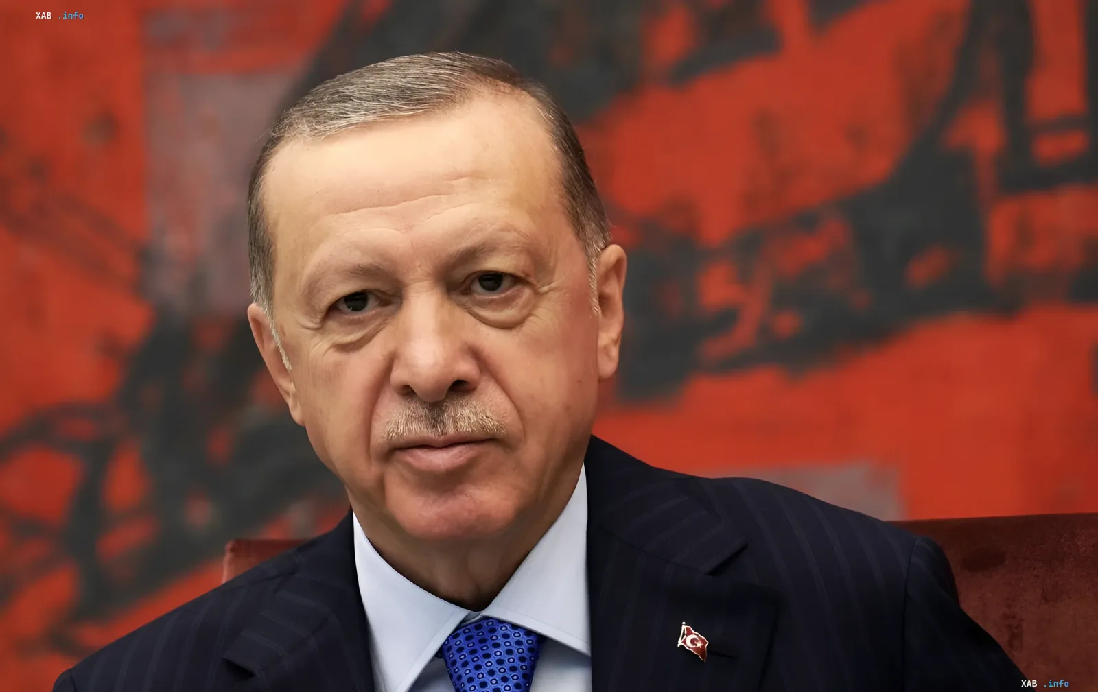 Der türkische Präsident Recep Tayyip Erdoğan vor der türkischen Flagge, ein Symbol für den historischen Schritt zum Frieden nach 40 Jahren Konflikt mit der PKK