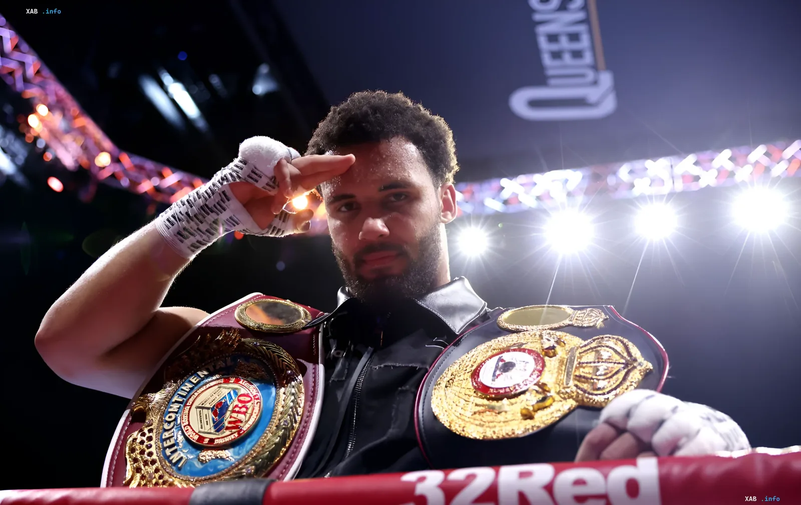 Boxer mit Meisterschaftsgürteln, der die Vakanz des absoluten Champions nach Usyk symbolisiert