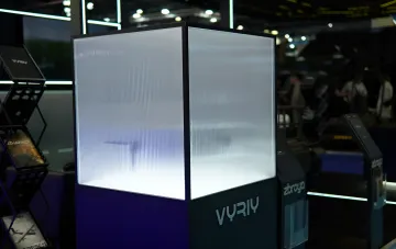 Выставка Vyriy Industries: демонстрационный стенд с логотипом компании, символизирующий масштабирование производства разведывательного комплекса SLAVIC