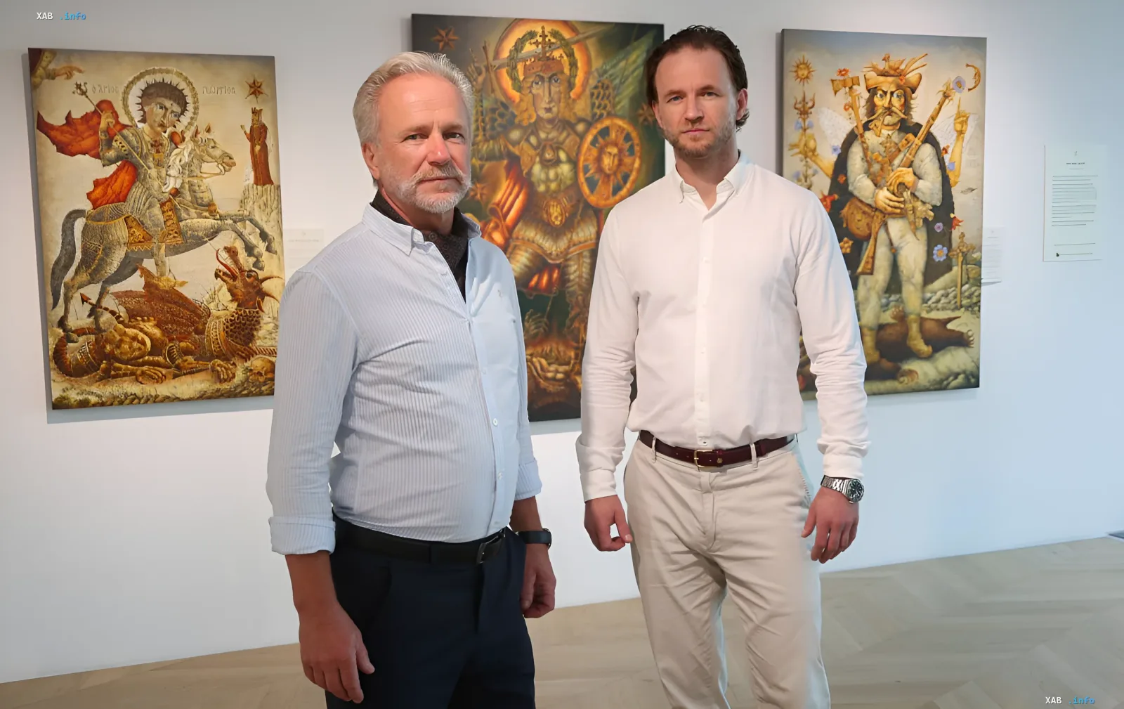 Організатори виставки «Волію миру» в Києві на фоні картин, що об'єднують живопис і скульптуру в «гесографію»