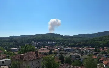 Облако дыма от взрывов на военном заводе в Болгарии, вид на город и лесные пожары