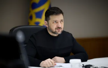Президент Украины Владимир Зеленский за столом во время обсуждения дипломатических контактов для получения ПВО