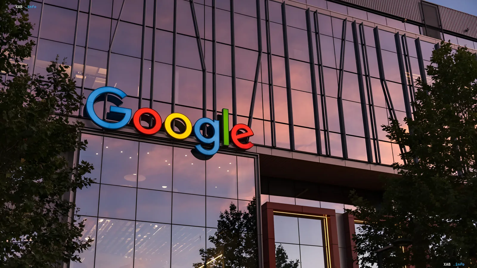Логотип Google на фасаде современного здания Alphabet в сумерках, символизирующий масштабные инвестиции компании в развитие искусственного интеллекта