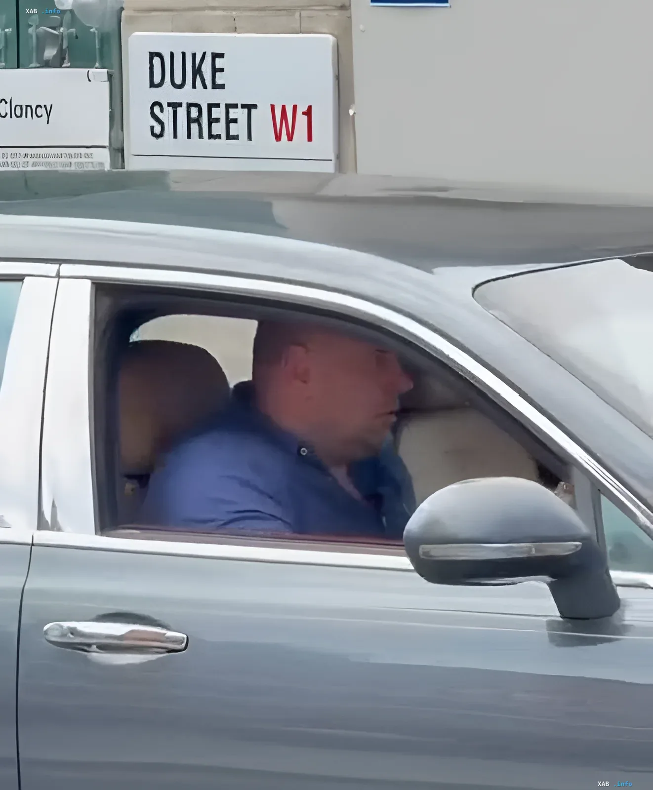 Mann am Steuer eines Bentley im Zentrum von London, im Hintergrund Schild Duke Street W1, Bild aus Video des Konflikts mit Freiwilligen