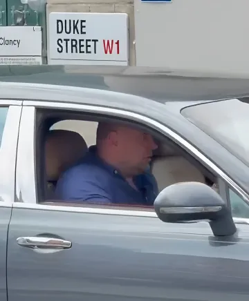 Чоловік за кермом Bentley в центрі Лондона, на фоні табличка Duke Street W1, кадр із відео конфлікту з волонтерами