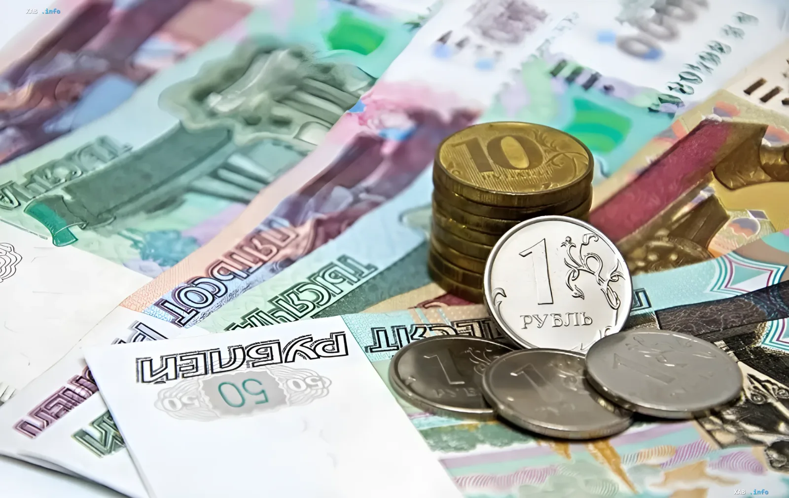 Крупный план российских рублей и монет, символизирующих бюджетные расходы и дефицит в июле 2026 года