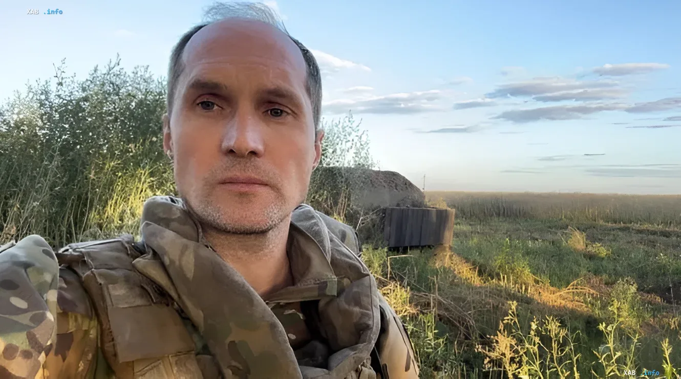 Юрій Бутусов: оцінка ситуації на фронті Юрій Бутусов у військовій формі на фоні полів, оцінюючи темпи наступу російських військ без нової мобілізації