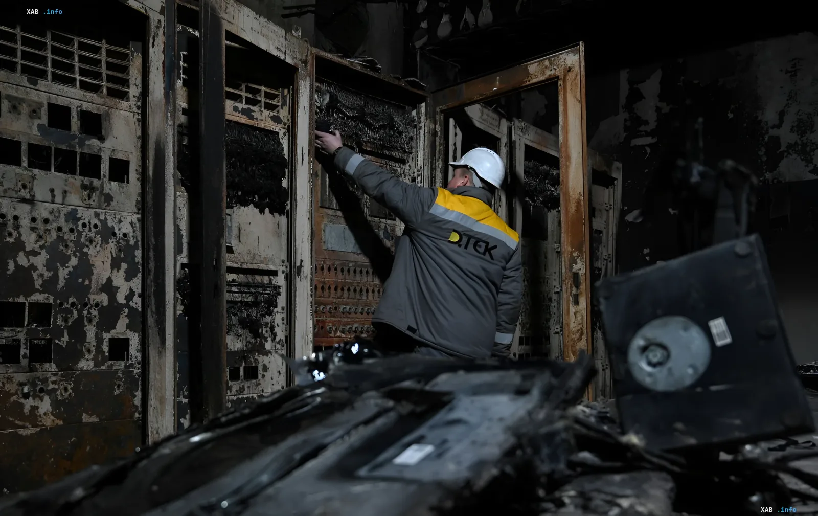 Mitarbeiter von DTEK in einem Helm untersucht beschädigte Ausrüstung nach einem Angriff auf ein Gasförderobjekt in der Region Poltawa
