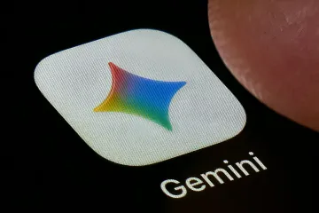 Логотип Gemini на экране смартфона с пальцем рядом, символизирующий миллиардную аудиторию и лидерство Google в сфере ИИ