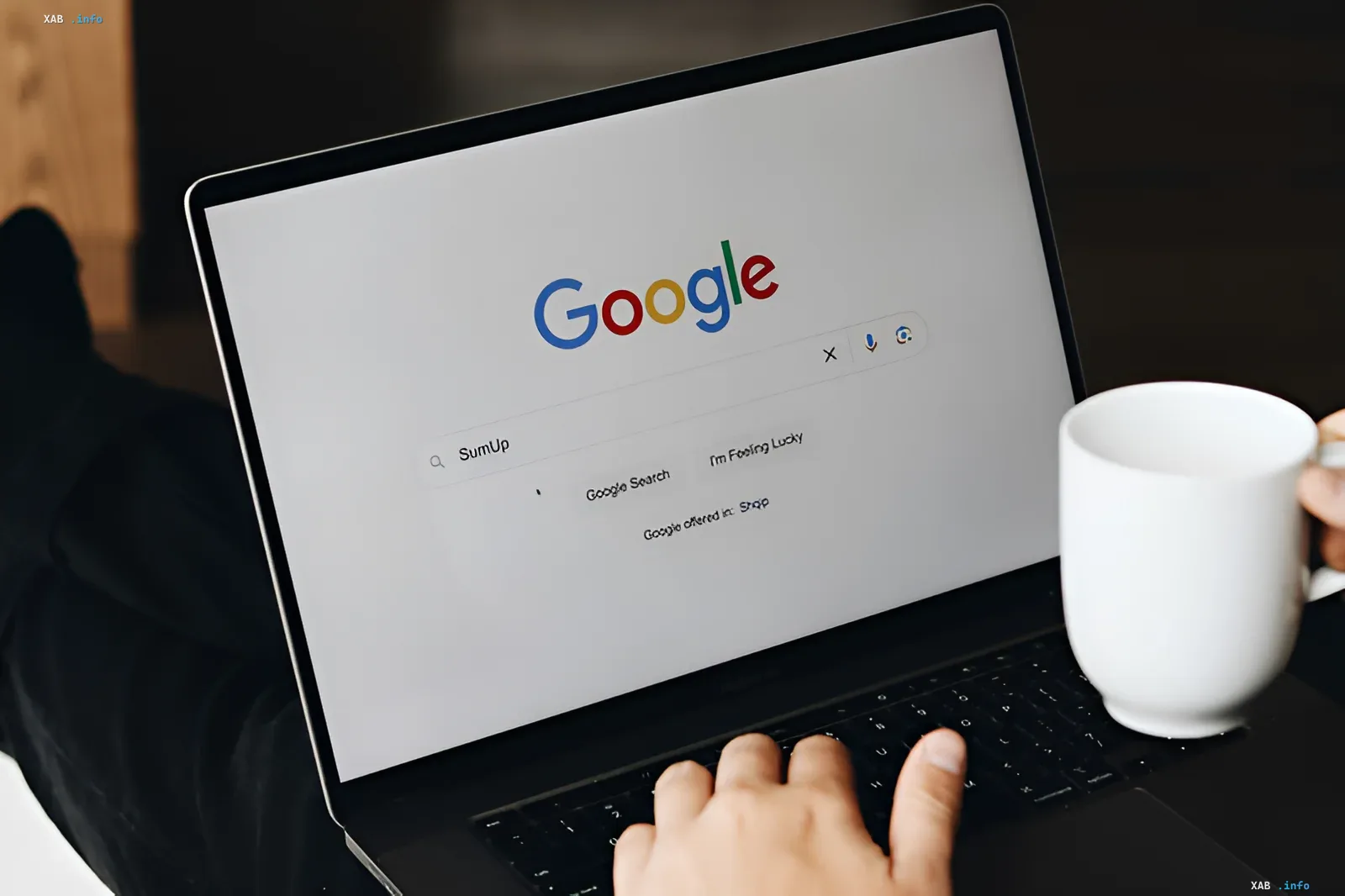Человек вводит запрос в Google, но кнопки «Google Поиск» больше нет — символ перехода к ИИ-поиску