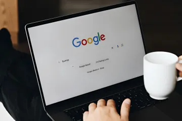 Человек вводит запрос в Google, но кнопки «Google Поиск» больше нет — символ перехода к ИИ-поиску