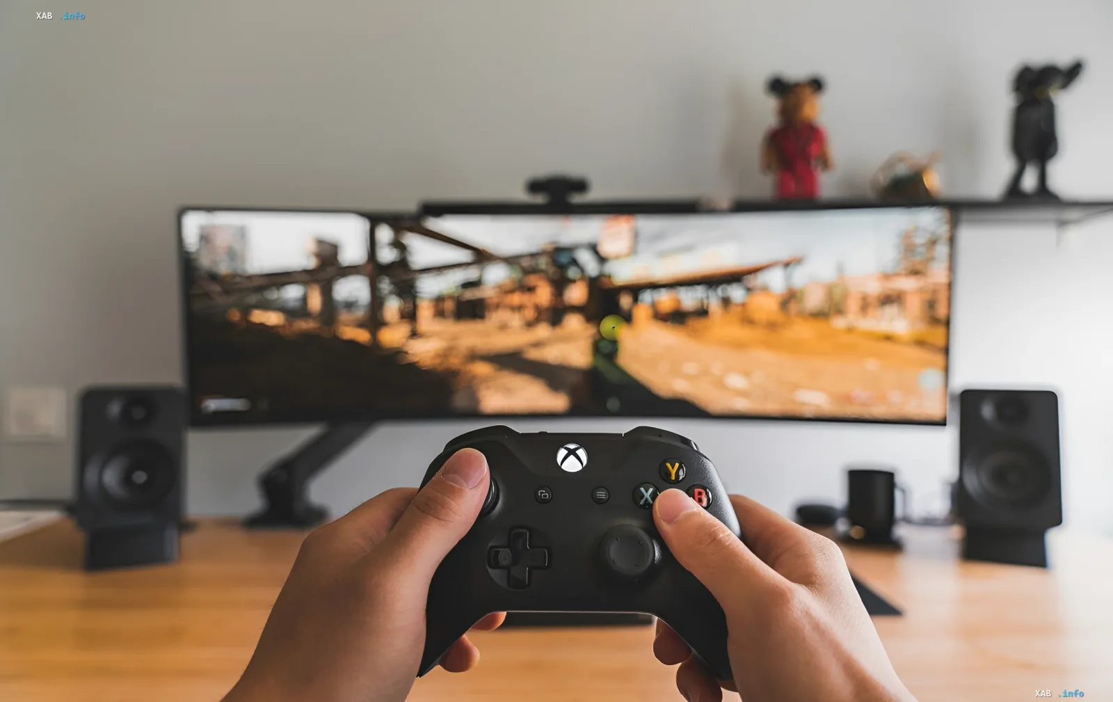 Игрок управляет Xbox Series X геймпадом перед монитором с шутером — символ уходящей эры консолей перед лицом мощных ноутбуков с RTX 50 и DLSS 4.5