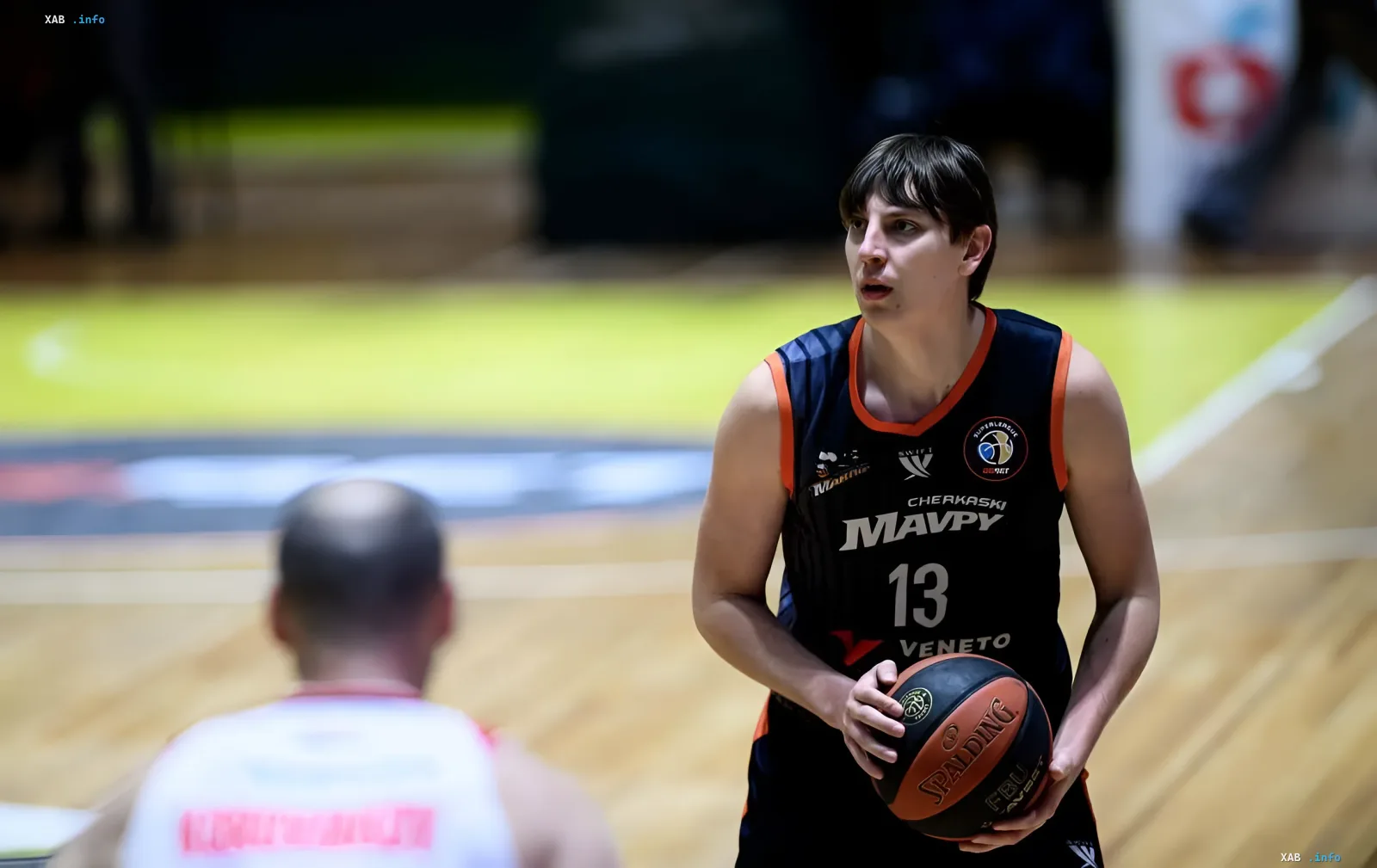 Баскетболист Даниил Пирогов в форме «Киев-Баскет» с мячом во время тренировки перед новым сезоном