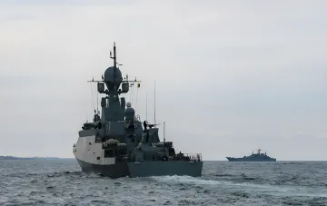 Украинский военный корабль в Черном море, символизирующий усиление давления на Крым и переход полуострова в режим небезопасного тыла для России