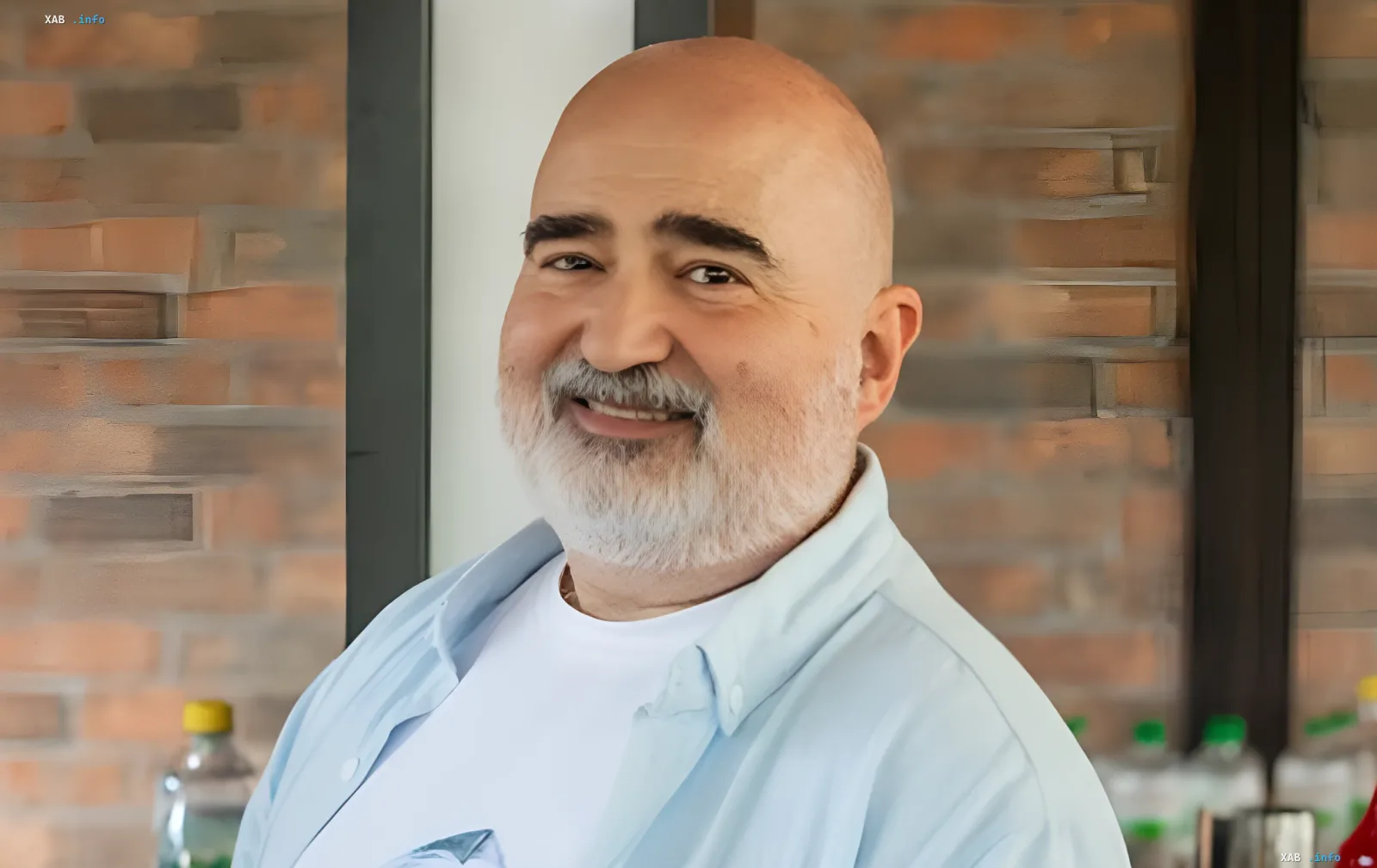 Макс Храмов, известный ресторатор, улыбается на фоне кирпичной стены, обсуждая любимые блюда и странные дегустации