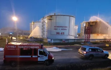 Пожарные тушат горящий резервуар на НПЗ в Комсомольске-на-Амуре после атаки дронов