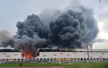 Massiver Brand im Wildberries-Lagerhaus bei Woronesch: dicker schwarzer Rauch und Flammen umfassen das Gebäude nach Drohnenangriff