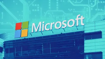 Логотип Microsoft на здании офиса на фоне схемы микросхемы, символизирующий подорожание Windows и дефицит комплектующих для ПК