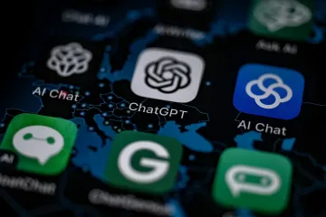 ChatGPT-App-Icon auf einem Smartphone-Bildschirm unter anderen AI-Chats, was den Übergang von Web-Schnittstellen zu Desktop-Anwendungen für Linux symbolisiert