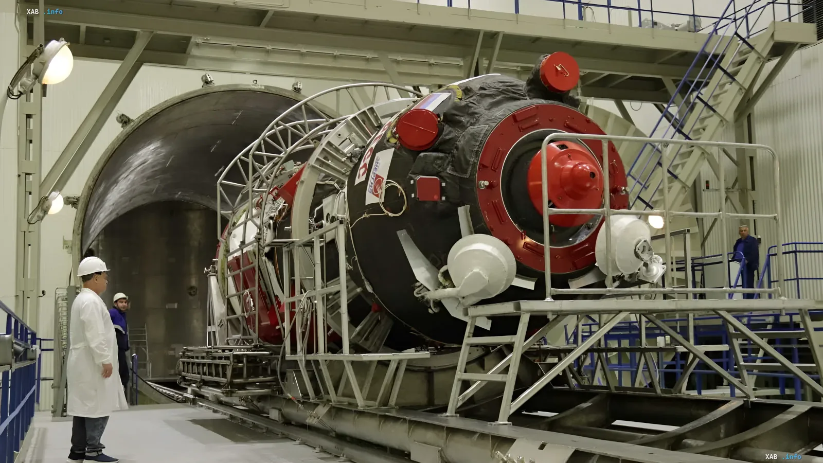 Космический грузовик «Прогресс МС-35» на испытательном стенде в цехе Байконура перед проверкой герметичности