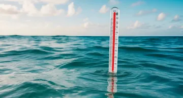 Термометр в океане показывает рекордную температуру воды в июле 2026 года — символ критической точки климатических изменений