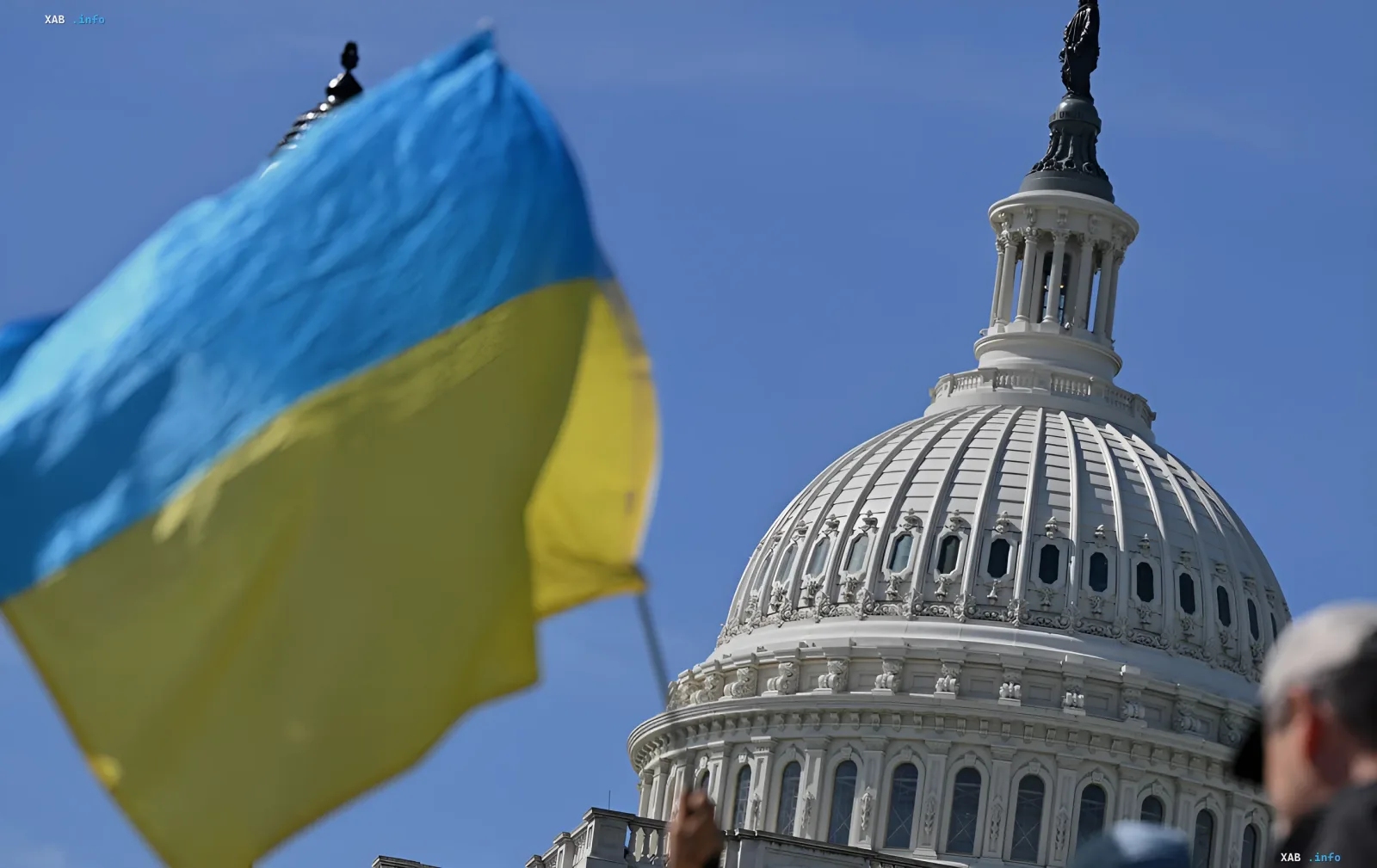 Украинский флаг на фоне Капитолия США — символ давления на Москву и Тегеран через новые санкции