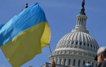 Украинский флаг на фоне Капитолия США — символ давления на Москву и Тегеран через новые санкции