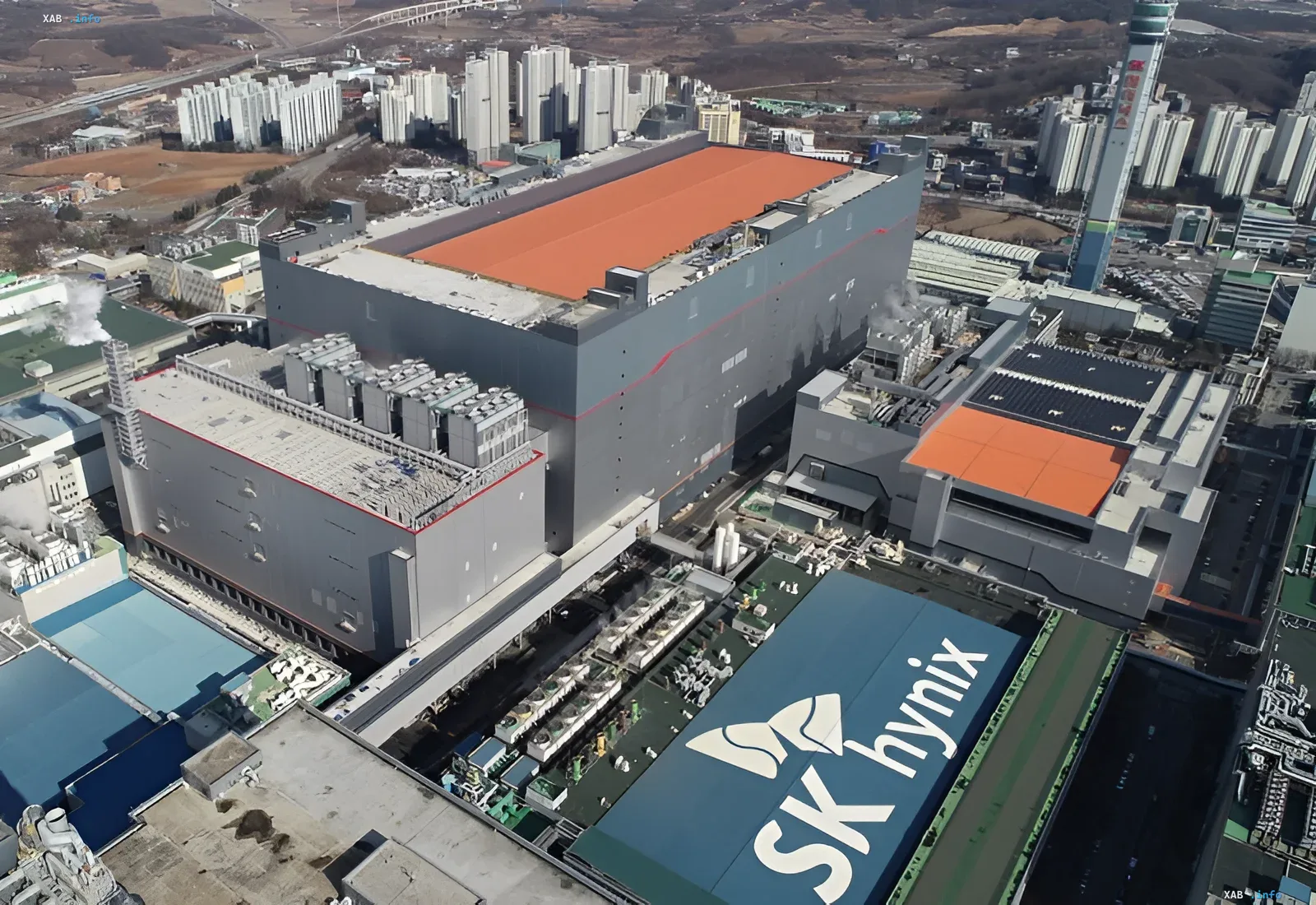 Аэрофотосъемка производственного комплекса SK hynix с логотипом на крыше, иллюстрирующая масштаб компании в контексте профсоюзного конфликта